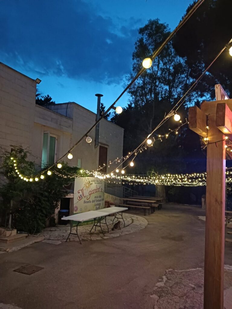 Il cortile del Giardino dei Saperi illuminato dalle luci la sera