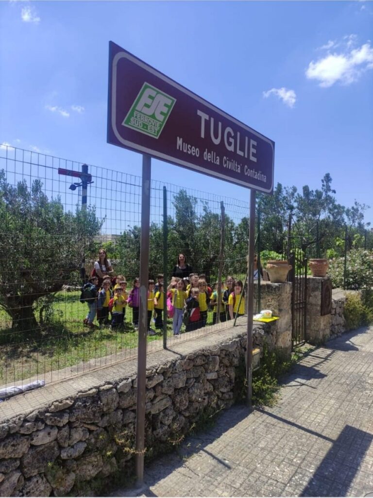 Il gruppo di bambini davanti al Museo della Civiltà Contadina di Tuglie
